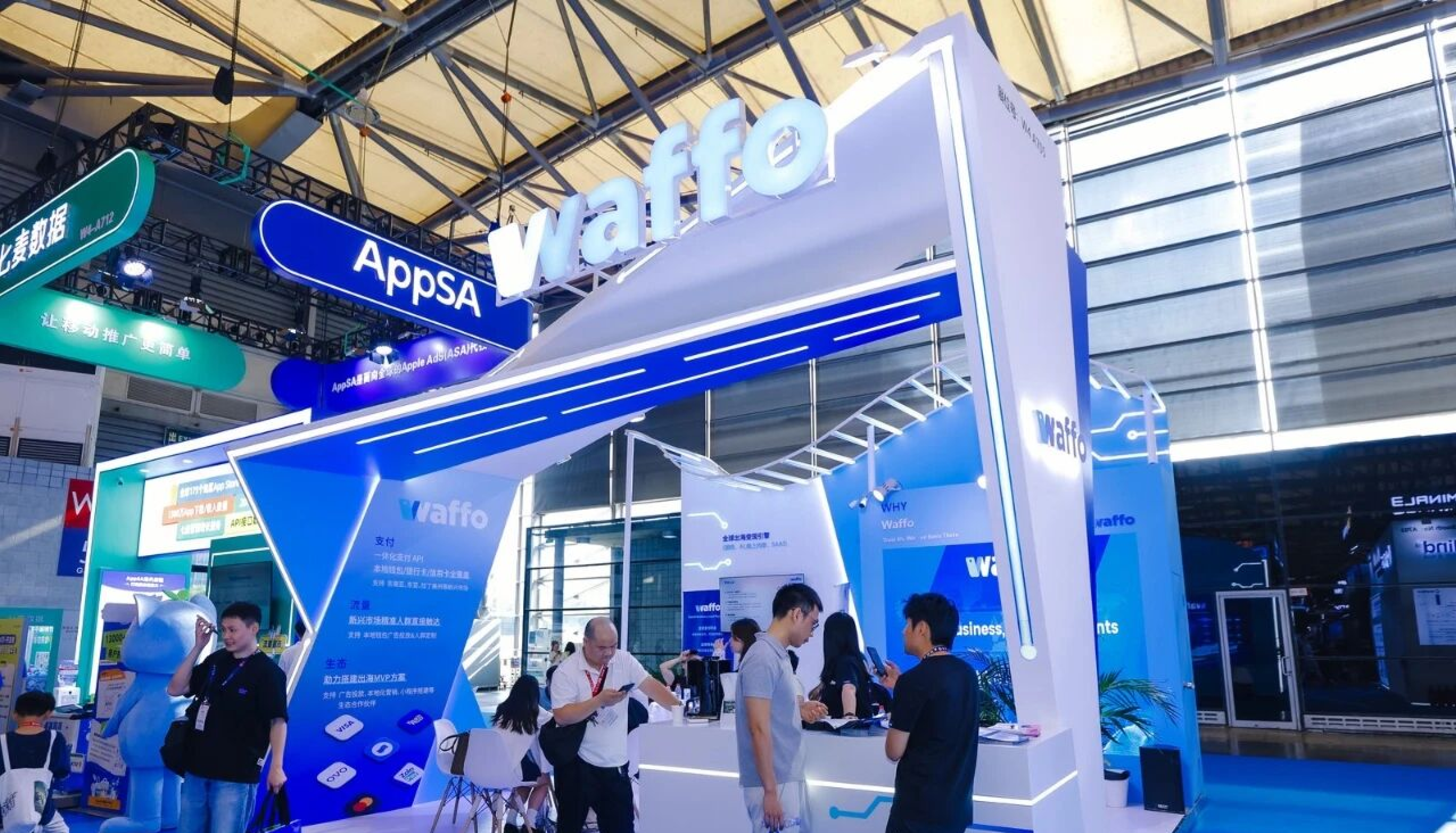 Waffo 在上海 ChinaJoy 2025 的展位,向观众展示全球游戏支付与变现解决方案